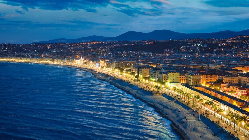 Baie de Nice et Promenade des Anglais dans les Alpes-Maritimes