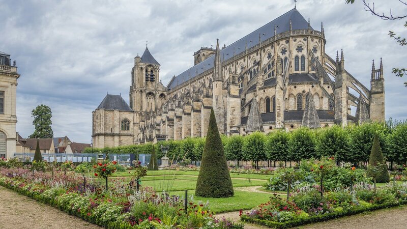 Cathédrale de Bourges et marais du Berry dans le Cher