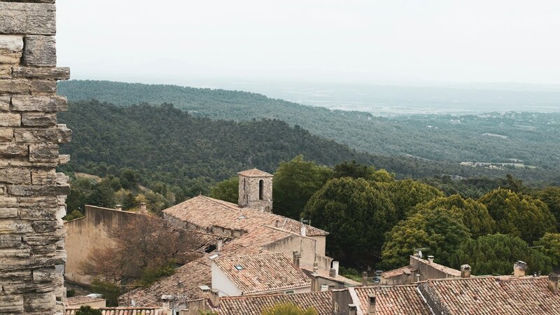 Champs de lavande et villages perchés de la Drôme provençale