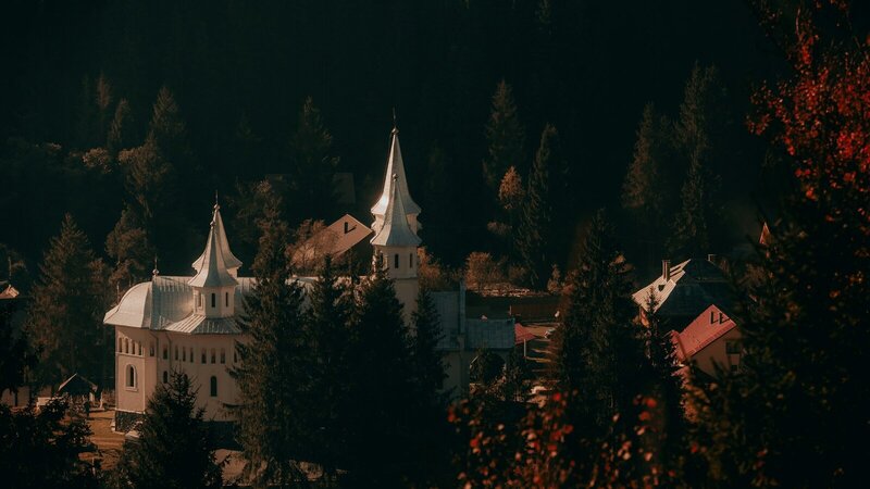 Château fort entouré de forêt dans l'Essonne