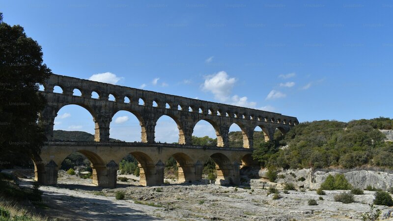Pont du Gard enjambant le Gardon dans le Gard