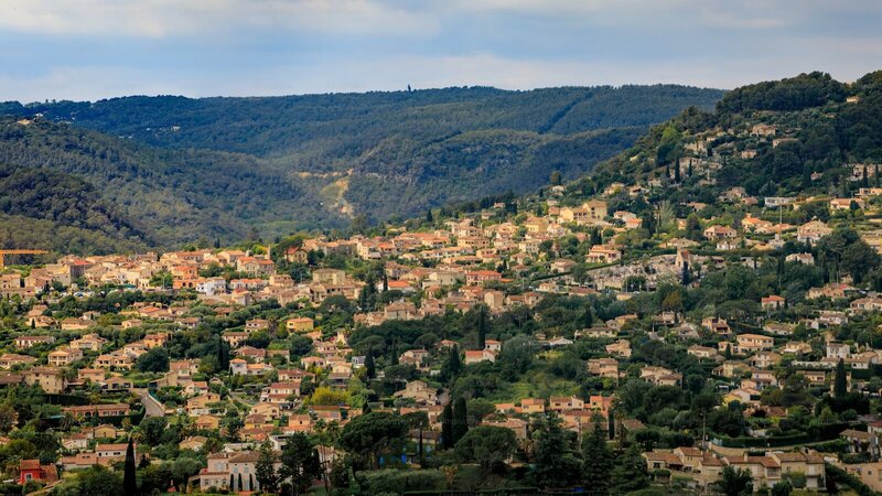 Collines de Gascogne et champs de tournesols dans le Gers