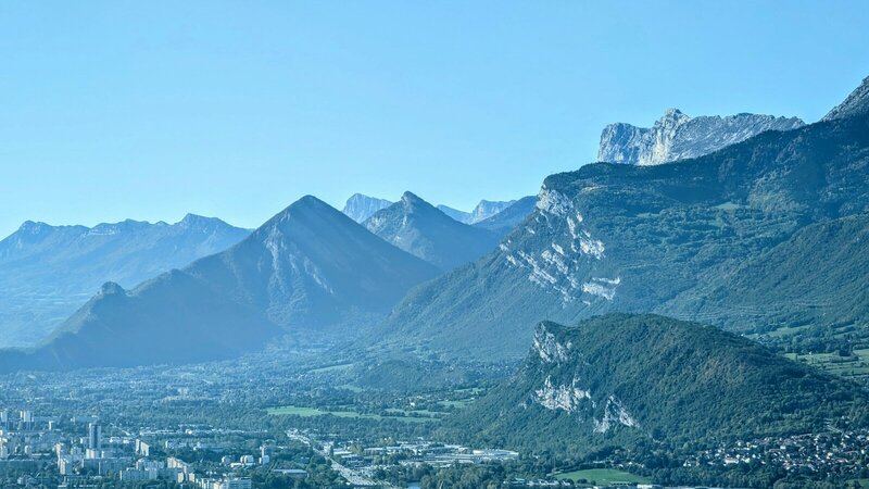 Massif de la Chartreuse et vallée du Grésivaudan en Isère