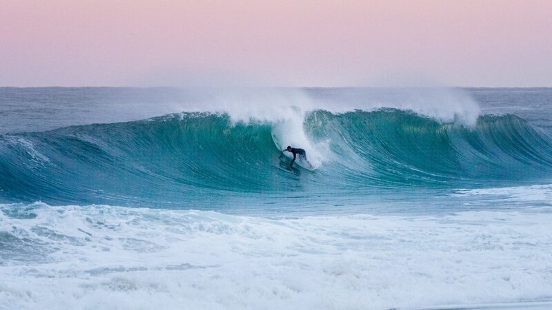 Surfeur sur les vagues d'Hossegor dans les Landes