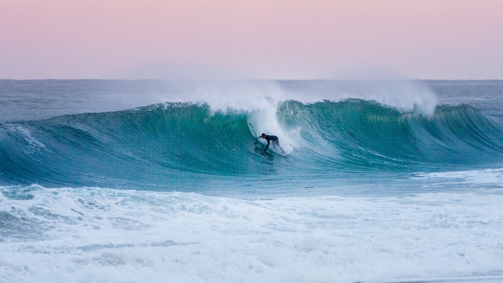 Surfeur sur les vagues d'Hossegor dans les Landes