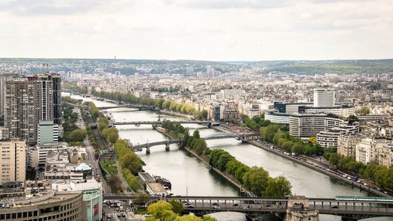 Tour Eiffel et toits de Paris vus depuis Montmartre