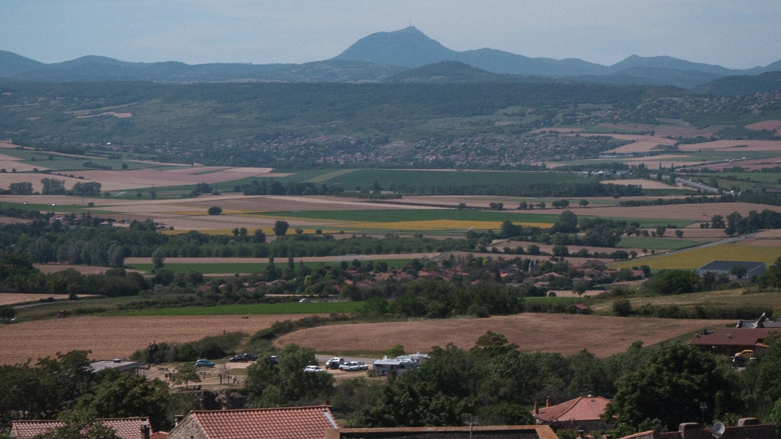 Chaîne des Puys et sommet du Puy de Dôme en Auvergne