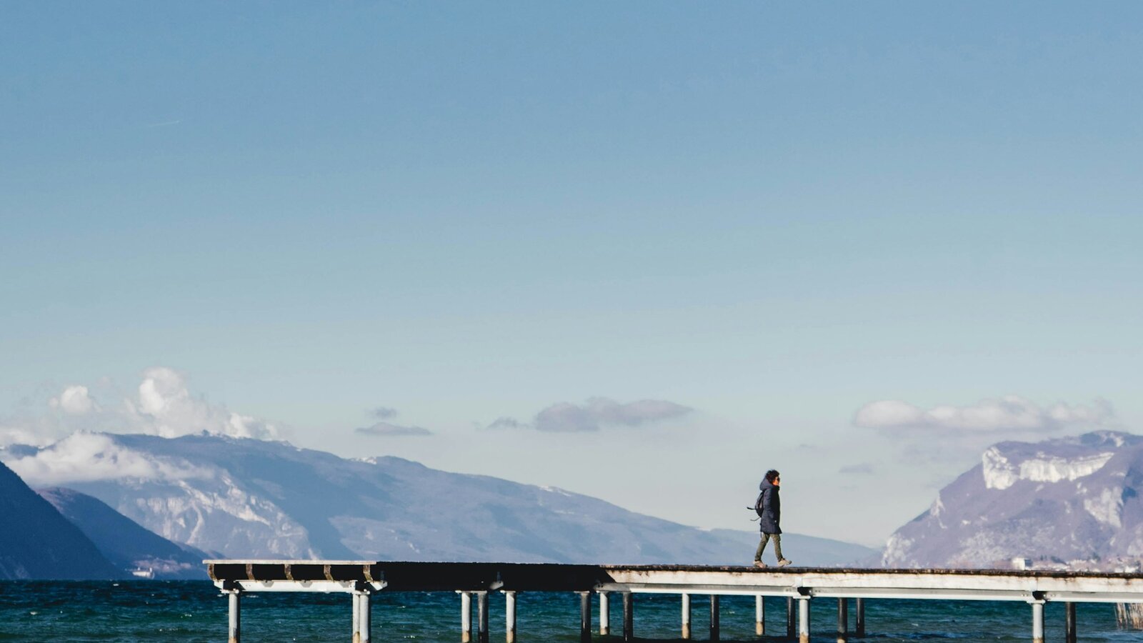 Lac du Bourget et massifs enneigés de Savoie