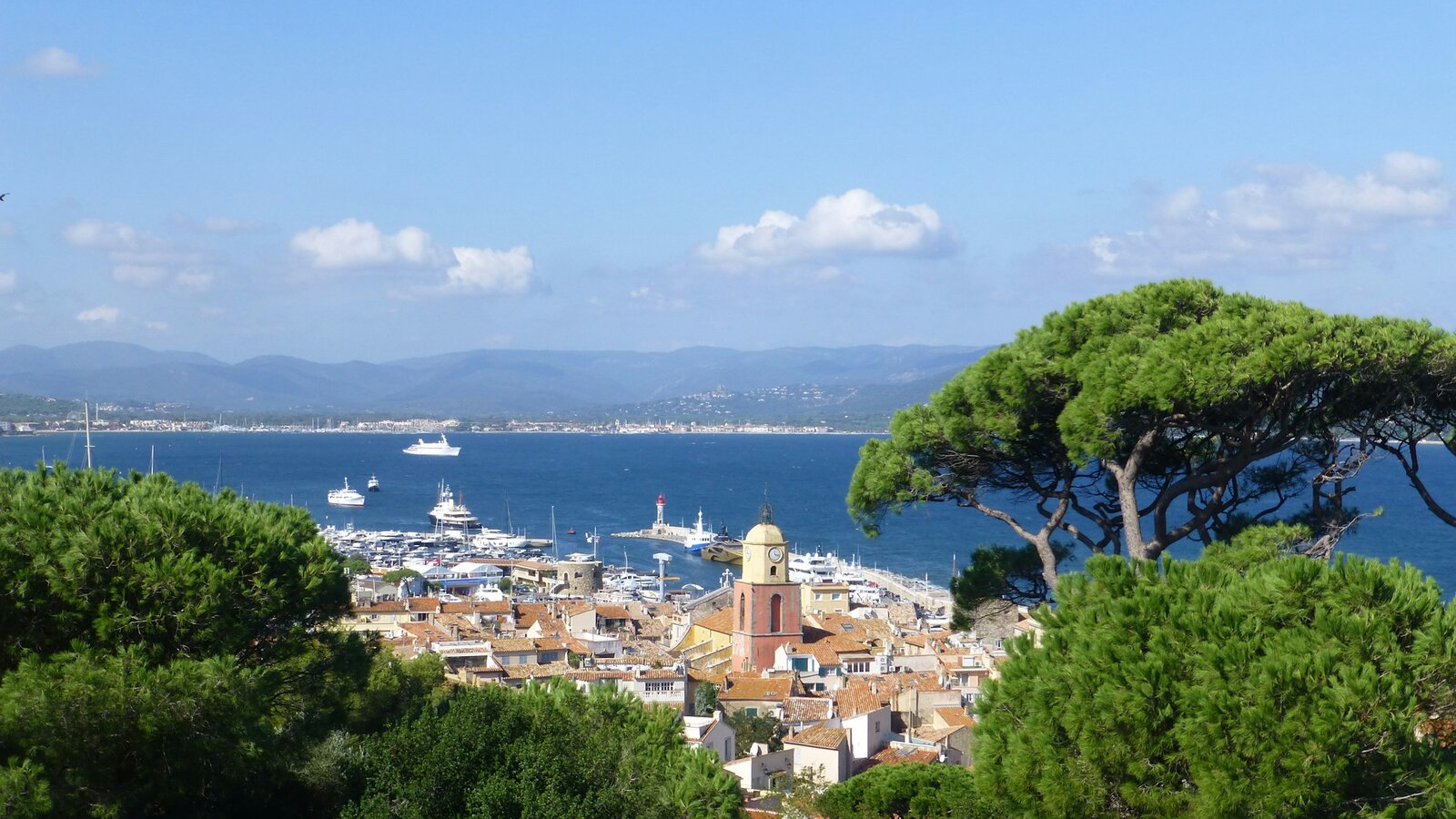 Presqu'île de Saint-Tropez et massif des Maures dans le Var