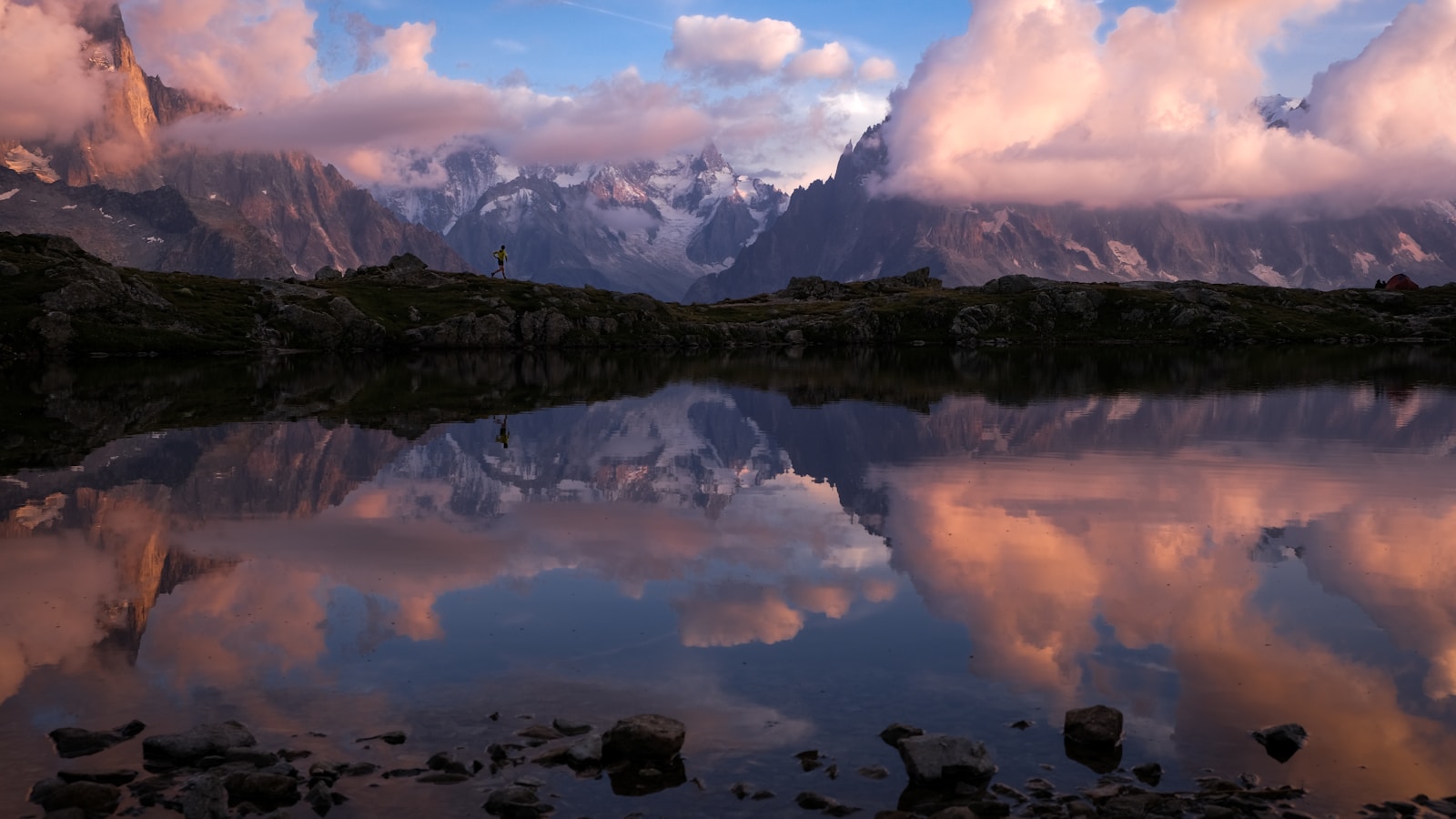 Coureur de trail en action devant le massif du Mont-Blanc, équipé d'un sac à dos trail