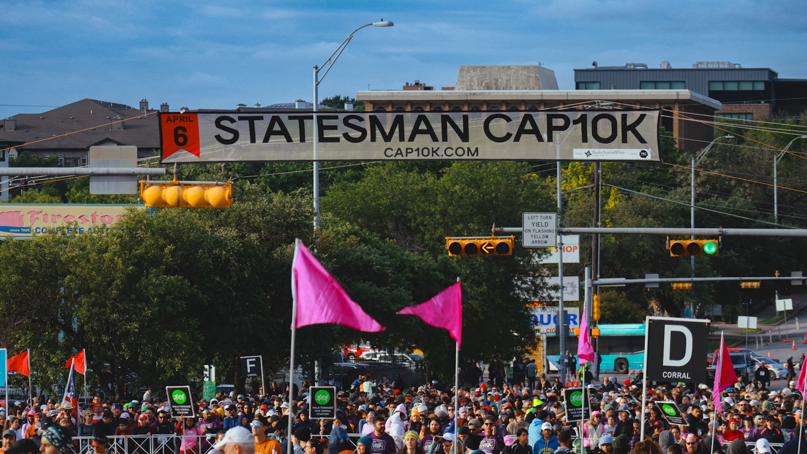 Ligne de départ d'une course à pied avec des centaines de coureurs prêts à s'élancer