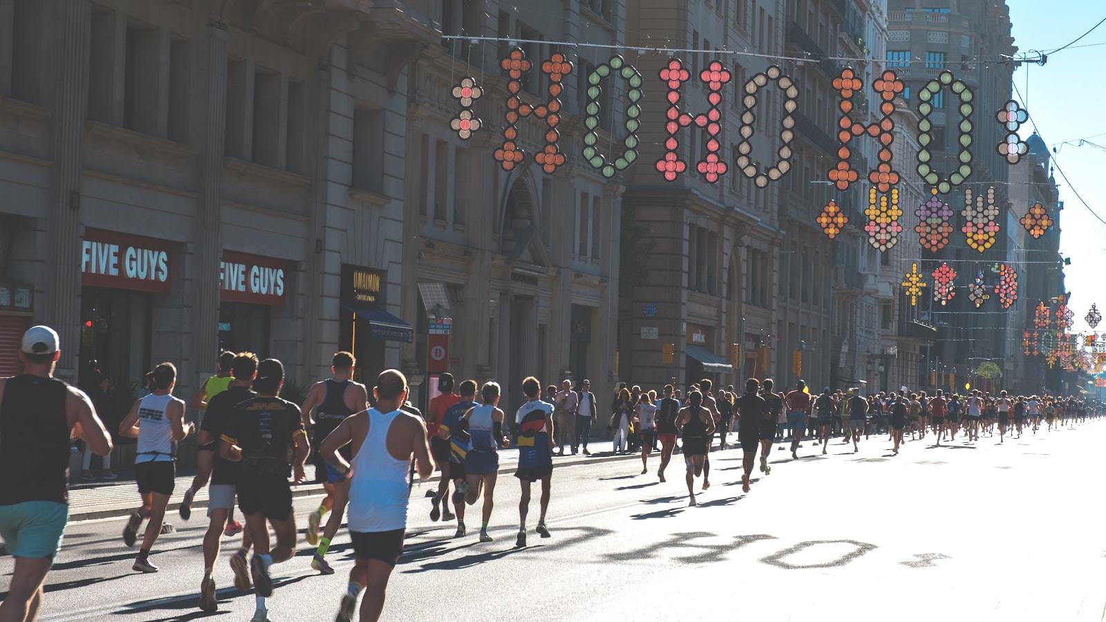 Groupe de coureurs en pleine course sur route lors d'un semi-marathon